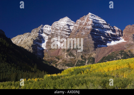 Maroon Bells und Espe Bäume mit Herbstfarben Aspen White River National Forest Colorado USA September 2007 Stockfoto