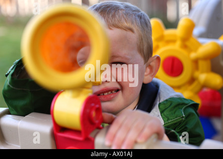 Jungen Spielzeug Fernrohr durchsehen Stockfoto