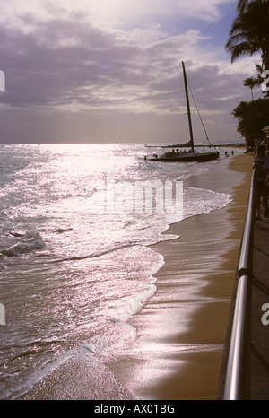 Katamaran Segelboot landet am Strand von Hawaii Stockfoto