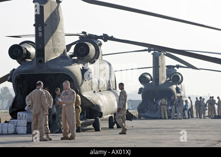 Amerikanische Transporthubschrauber auf einem Flughafen in Islamabad, Pakistan Stockfoto