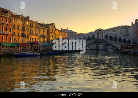 Sonnenaufgang über die Rialtobrücke über den Canal Grande, Venedig, Italien Stockfoto