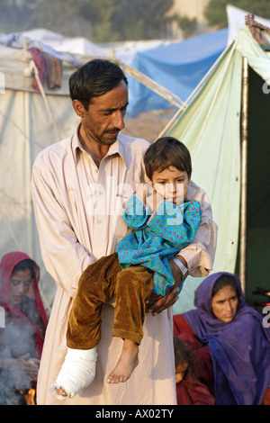 Mann und sein Sohn im Erdbebengebiet in Pakistan Stockfoto