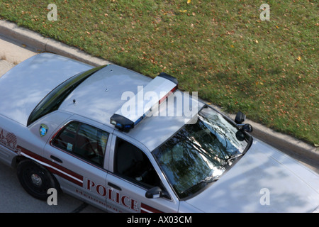 Ein Polizeiauto, die Reaktion auf einen Aufruf auf der Straße Stockfoto