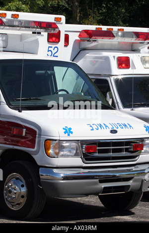 Zwei Krankenwagen sitzen bereit für einen Anruf 911 Stockfoto