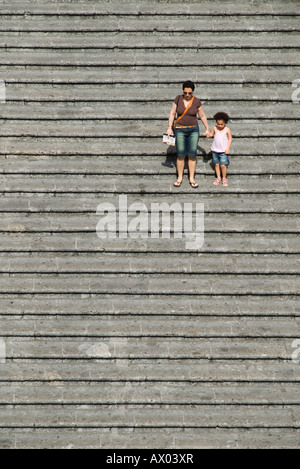 Mutter und Kind, Hände halten stehen auf Schritte für ein Foto, Amalfi, Italien Stockfoto