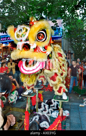 Paris Frankreich, Öffentliche Veranstaltungen "nationaler Musiktag" Chinesen feiern mit chinesischem Drachentanz in Chinatown Ave de Choisy Stockfoto