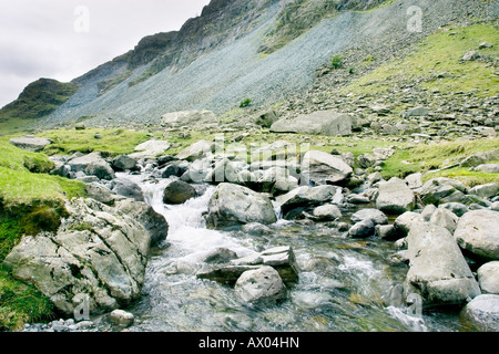 Gatesgarthdale Beck durchströmenden Honister Pass in der Lake District National Park, UK Stockfoto