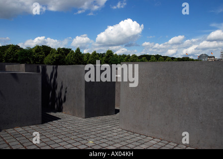 Denkmal für die ermordeten Juden Europas mit dem deutschen Parlament im Hintergrund, Berlin, Deutschland. Stockfoto