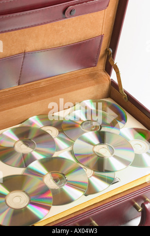 CDs im Aktenkoffer Stockfoto