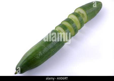 Grüne Gurke mit Schatten auf weißem Hintergrund / Grüne Gurke Mit Schatten Vor Weißem Hintergrund Stockfoto