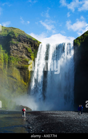 Zwei Personen haben Fotografieren vor der Skogafoss-Wasserfall im Sommer Sonne Sonnenschein in der Nähe von Reykjavik-Island-Europa Stockfoto