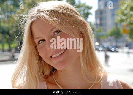 lächelndes Mädchen in der Innenstadt von Frankfurt am Main Stockfoto