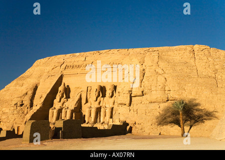 Abu Simbel Tempel Statuen von Ramses II. in den frühen Morgenstunden Sonne Sonnenschein Nordafrika Ägypten Stockfoto