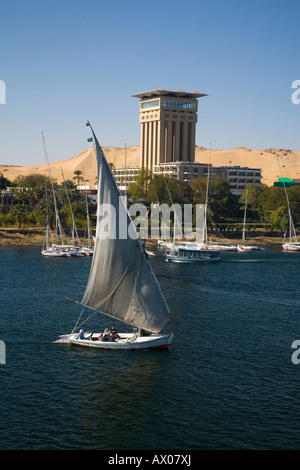 Feluke Boot Segeln auf dem Nil vor Hotel Oberoi in Aswan Oberägypten Nordafrika, Naher Osten Stockfoto