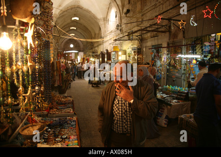 Ein Mann untersucht waren während des Rauchens auf einem Markt im alten Teil der Stadt von Jerusalem Stockfoto