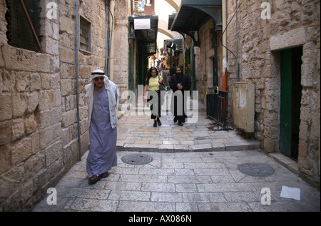 Käufer auf einem Markt im alten Teil der Stadt von Jerusalem Stockfoto