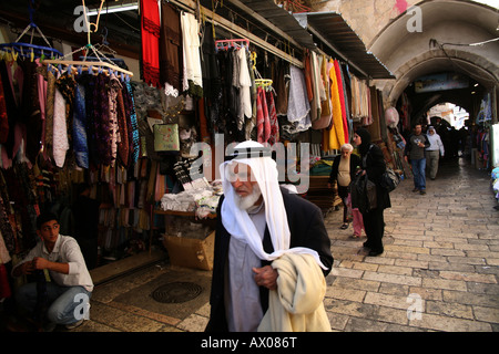 Ein älterer Mann geht durch einen Markt im alten Teil der Stadt von Jerusalem Stockfoto