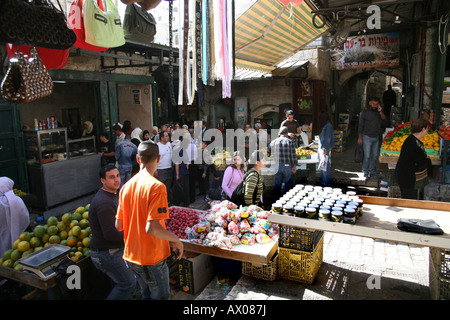 Frische Produkte und Fast Food sind auf einem Markt im alten Teil der Stadt von Jerusalem verkauft. Stockfoto