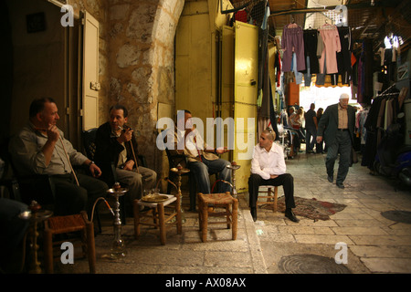 Männer sprechen in einem Teegeschäft in einem Markt im alten Teil der Stadt von Jerusalem Stockfoto