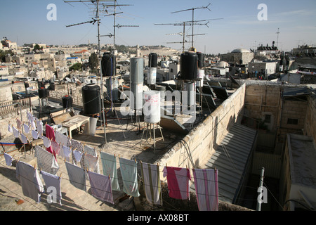 Dächer von Schornsteinen und Kommunikations-Ausrüstung im alten Teil der Stadt von Jerusalem Stockfoto