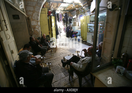 Männer in einem Teegeschäft in einem Markt im alten Teil der Stadt von Jerusalem Stockfoto