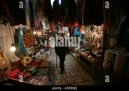 Ein Mann geht durch den Markt im alten Teil der Stadt von Jerusalem Stockfoto