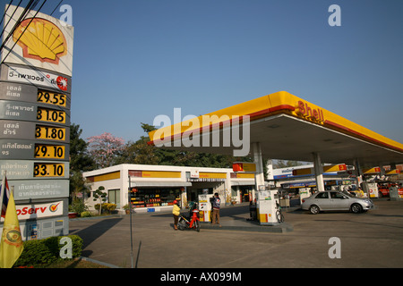 Eine große Shell-Tankstelle in Bangkok Stockfoto