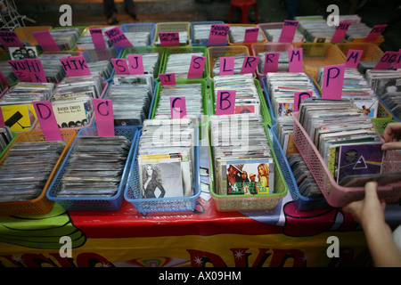 CDs zum Verkauf auf einem Markt in Bangkok (Kao San Road) Stockfoto