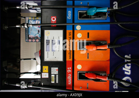 Nahaufnahme von Zapfsäulen an der Tankstelle in Bangkok Stockfoto