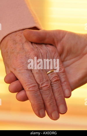 Frau mit ältere Frau Hand in der hand Stockfoto