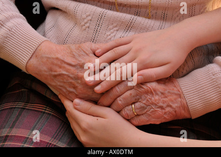 Kind, ältere Frau Händchenhalten Stockfoto