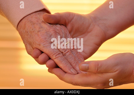 Ältere Frau Hand in ihren Händen hält Frau Stockfoto