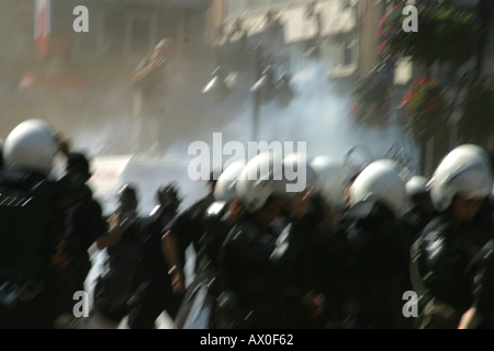 Istanbul, Türkei - Polizei brachen Gas Bomben anti-NATO-Demonstranten in Istanbul während der NATO-Gipfel abwehren. Stockfoto