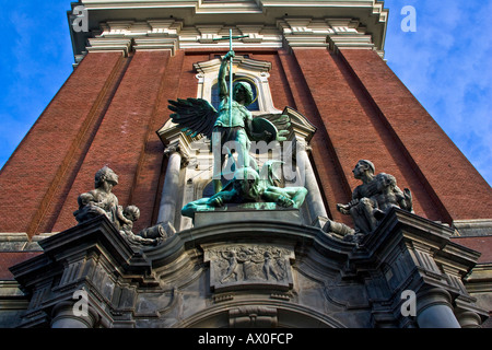 Skulptur des Erzengels Michael Sieg über Satan, St.-Michaelis-Kirche, Hamburg, Deutschland, Europa Stockfoto