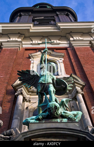 Skulptur des Erzengels Michael Sieg über Satan, St.-Michaelis-Kirche, Hamburg, Deutschland, Europa Stockfoto