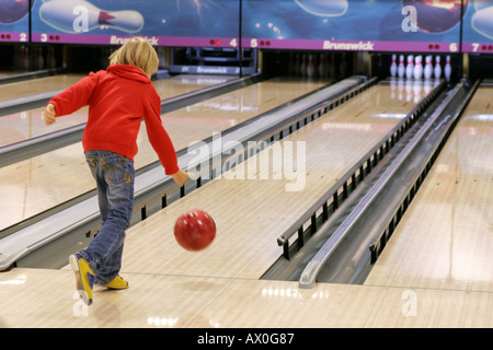 8 - Jahre altes Kind in einer Bowlingbahn bowling Stockfoto