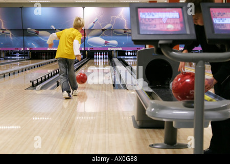 8 - Jahre altes Kind in einer Bowlingbahn bowling Stockfoto