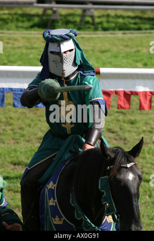 Ritter im mittelalterlichen spielen die Auswahl unter den Frauen in der Menge in Visby in Gotland Schweden Stockfoto