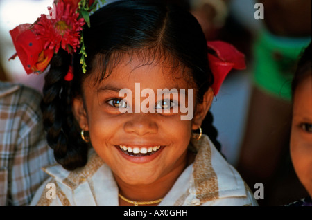 Junges Mädchen mit Blumen im Haar, Karnataka, Indien, Asien Stockfoto