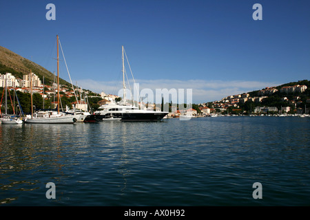 Yachten ankern in einer Bucht der Insel Stockfoto