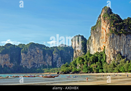 Beliebte Klettergebiet, das Karstgebirge in Ao Railay im Süden von Thailand Stockfoto