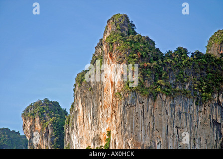 Beliebte Klettergebiet, das Karstgebirge in Ao Railay im Süden von Thailand Stockfoto