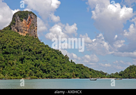 Beliebte Klettergebiet, das Karstgebirge in Ao Railay im Süden von Thailand Stockfoto