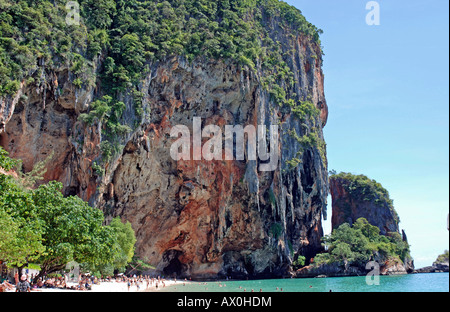 Beliebte Klettergebiet, das Karstgebirge in Ao Railay im Süden von Thailand Stockfoto