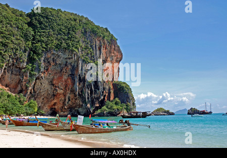 Beliebte Klettergebiet, das Karstgebirge in Ao Railay im Süden von Thailand Stockfoto