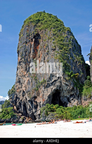 Beliebte Klettergebiet, das Karstgebirge in Ao Railay im Süden von Thailand Stockfoto