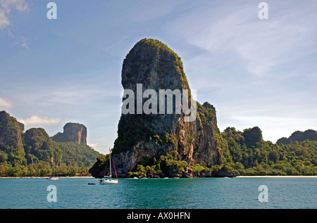 Beliebte Klettergebiet, das Karstgebirge in Ao Railay im Süden von Thailand Stockfoto