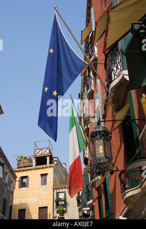 EU oder Flaggen der Europäischen Wirtschaftsunion und Italienisch San Marco Sestiere Venice Italy Stockfoto