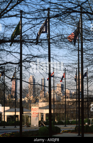 Abschnitt der Berliner Mauer steht auf der Fahne Plaza im Carter Presidential Center in Atlanta, Georgia USA Stockfoto