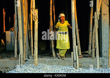 Weibliche nepalesischen Tagelöhner bei einem Bau Website, Pokhara, Nepal, Asien Stockfoto